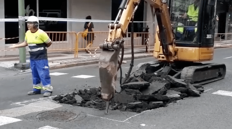 Un socavón ha obligado a cerrar la vía (Foto Canarias7 / Arcadio Suárez)